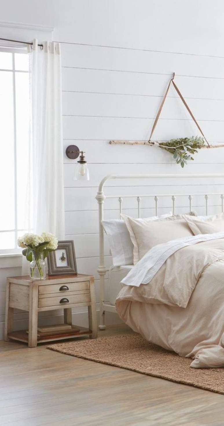 13. Cama de ferro branca de casal para quarto moderno&nbsp; &ndash; Via: Overstock