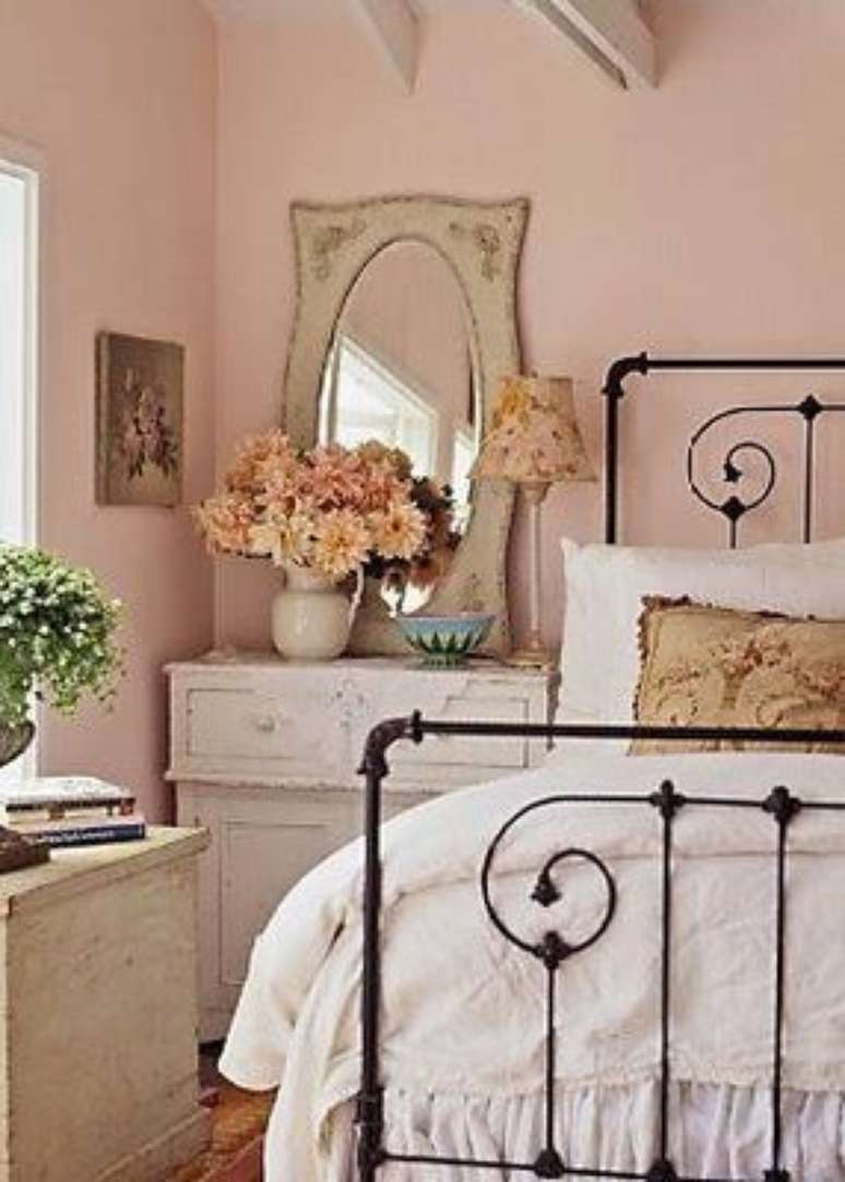 28. Quarto com cama de ferro preta e detalhada &ndash; Via: Casa com Decora&ccedil;&atilde;o