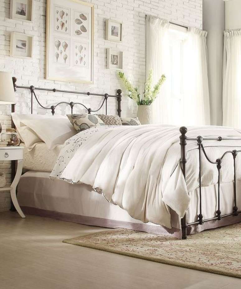 14. Cama de ferro casal preta &ndash; Via: Reciclar e Decorar