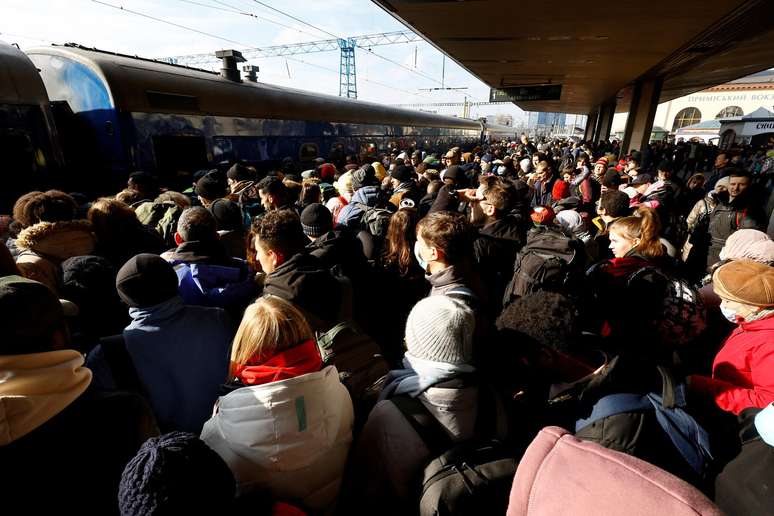 Assustados, ucranianos fogem em trens lotados para Pol&ocirc;nia
