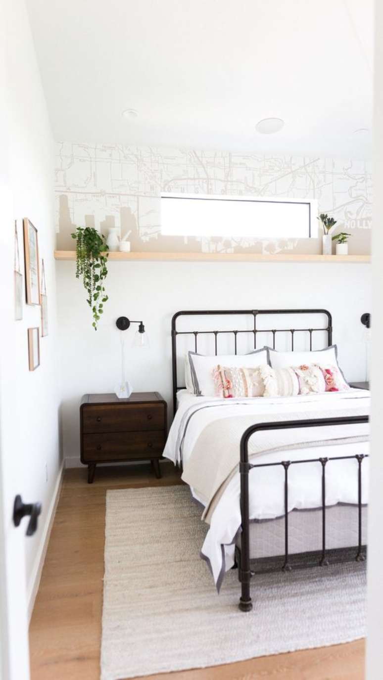 30. Cama de ferro no quarto minimalista &ndash; Via: Rukita