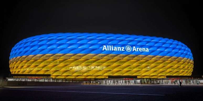 Estádio do Bayern foi pintado em azul e amarelo em alusão à Ucrânia (Foto: Divulgação / Bayern de Munique)