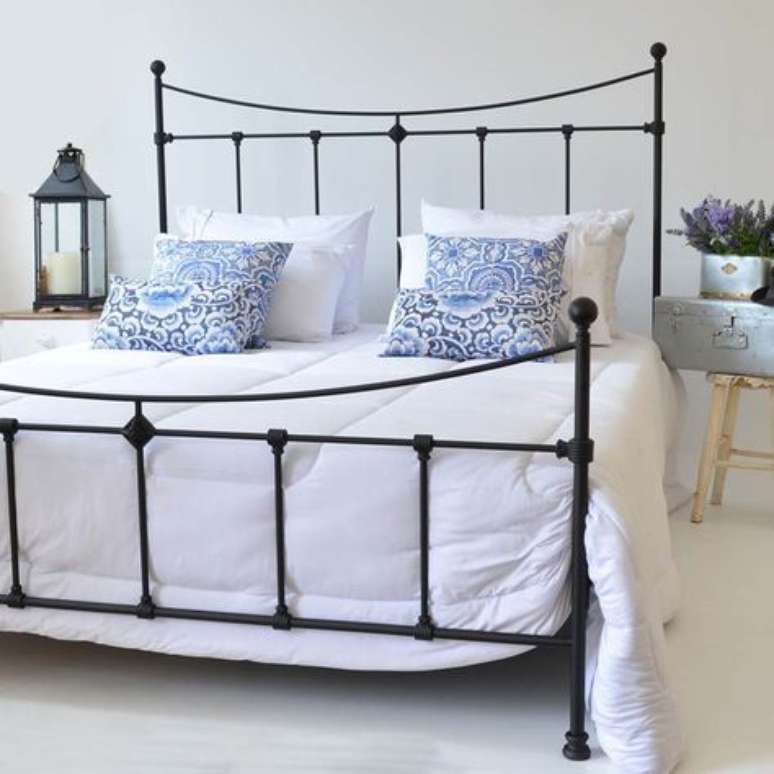 23. Quarto de casal com cama de ferro &ndash; Via: Eh Decor