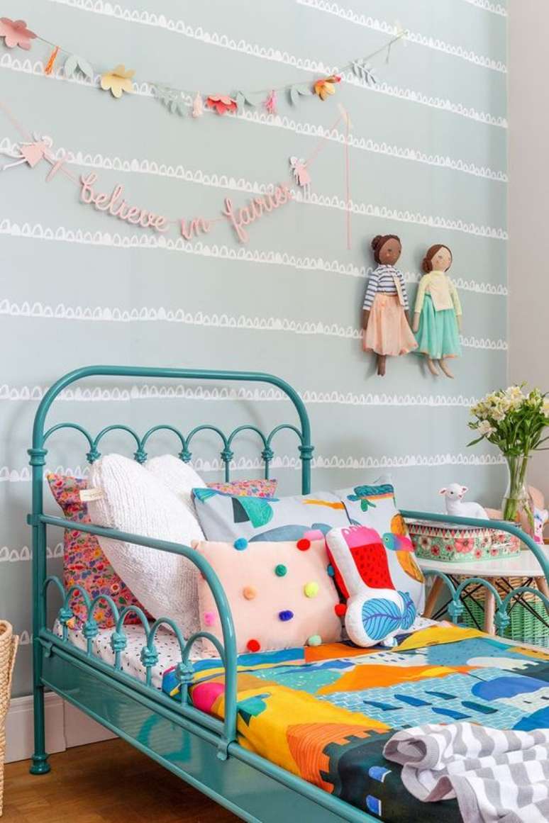 51. Cama de ferro azul no quarto infantil &ndash; Via: Mooui