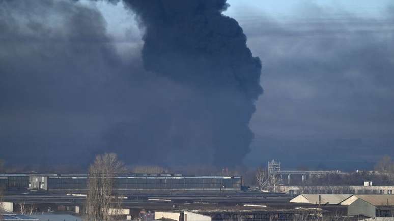 O aeroporto militar de Chuhuyev, perto de Kharkiv, está entre os primeiros alvos atingidos pela Rússia