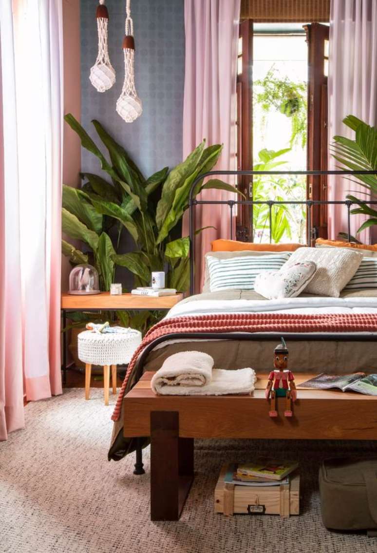42. Quarto de casal com cama de ferro &ndash; Via: Casa Vogue