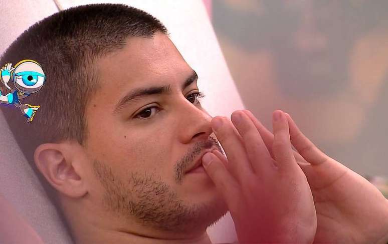 Arthur Aguiar revela tranquilidade sobre estar no pared&atilde;o.