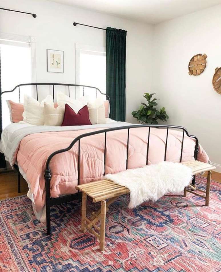 25. Cama de ferro no quarto moderno &ndash; Via: La Tienda de las Alfombas