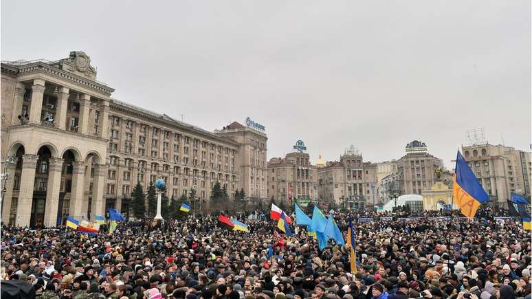 Multidão reunida na Praça da Independência, em Kiev