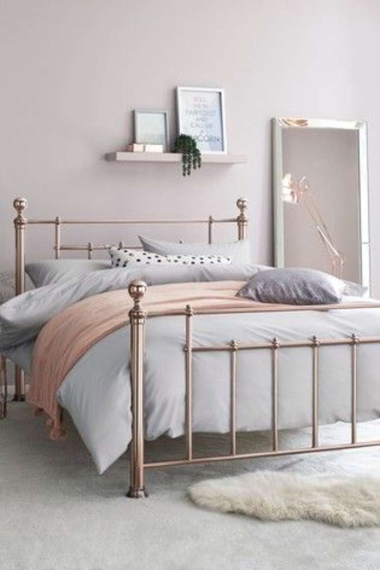 19. Cama de ferro dourada &ndash; Via: Next