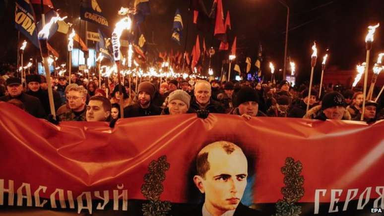 Manifestação de ucranianos de extrema direita em Kiev, em 2015, com a bandeira de nacionalista ucraniano Stepan Bandera, que colaborou com nazistas