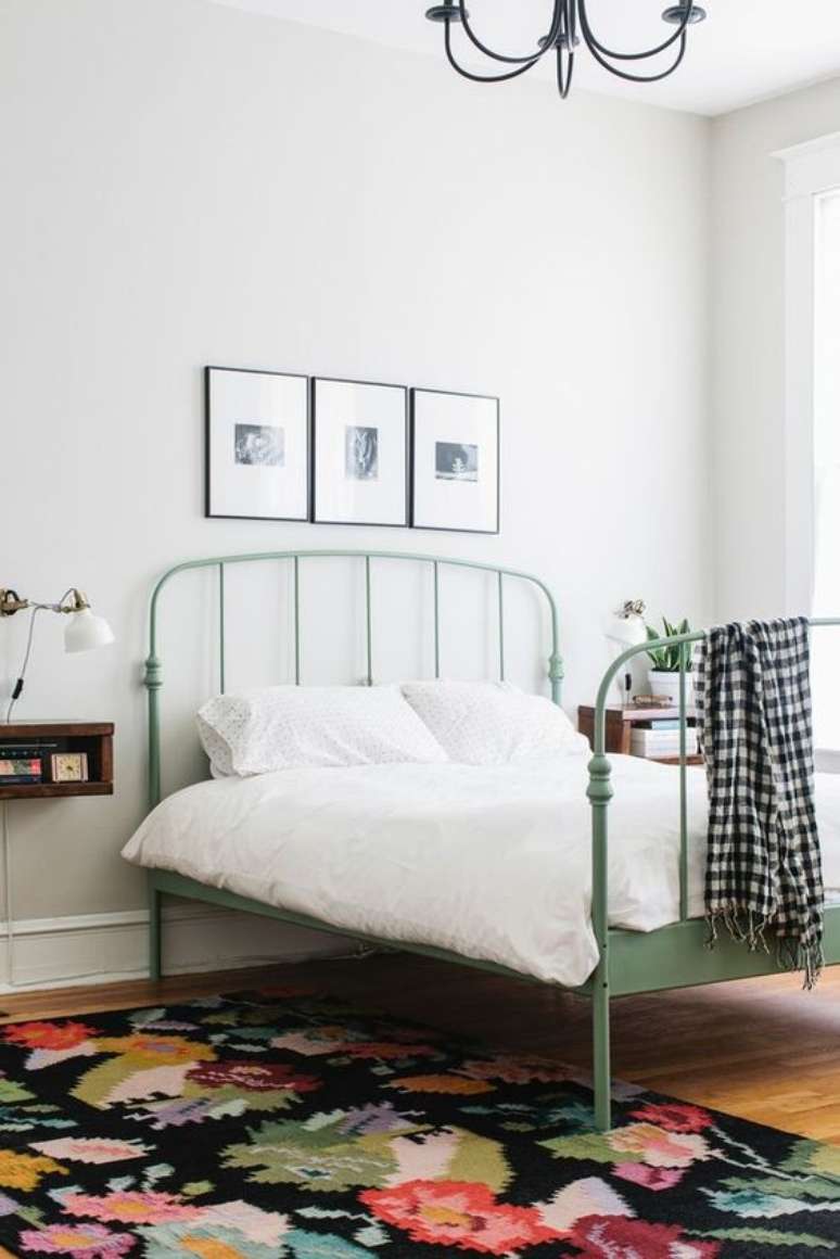 40. Cama de ferro verde clara no quarto minimalista &ndash; Via: Casa Claudia