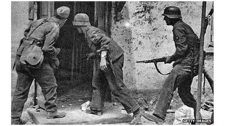 Tropas nazistas invadem uma casa na ucraniana Sebastopol, em 1942, durante a ocupação alemão, quando cerca de 5 milhões de ucranianos morreram