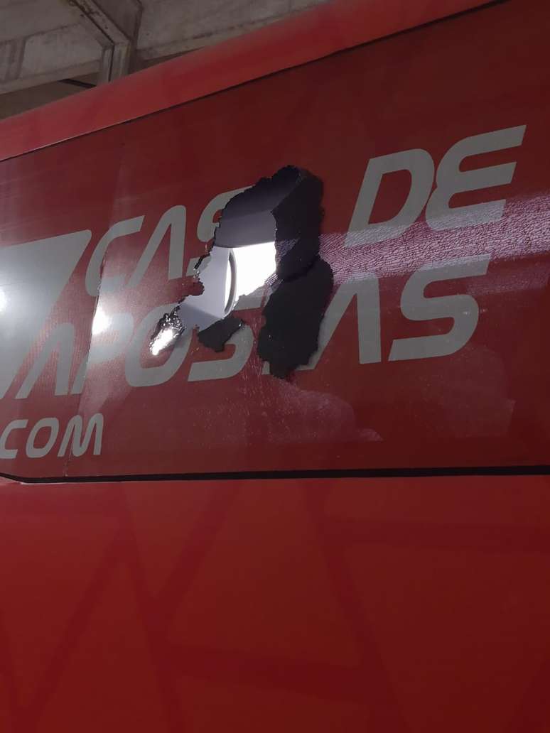 Ônibus do Bahia é atingido por bomba a caminho da Fonte Nova