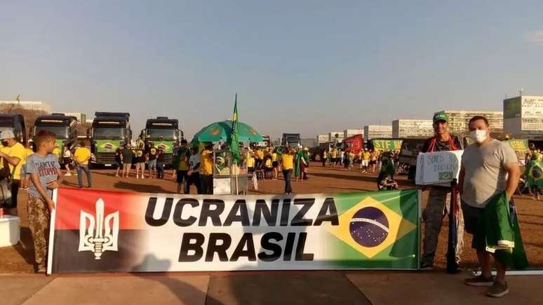 Faixa de protesto em Brasília mistura bandeira do Brasil com símbolo adotado pelo Right Sector, grupo de extrema direita ucraniano