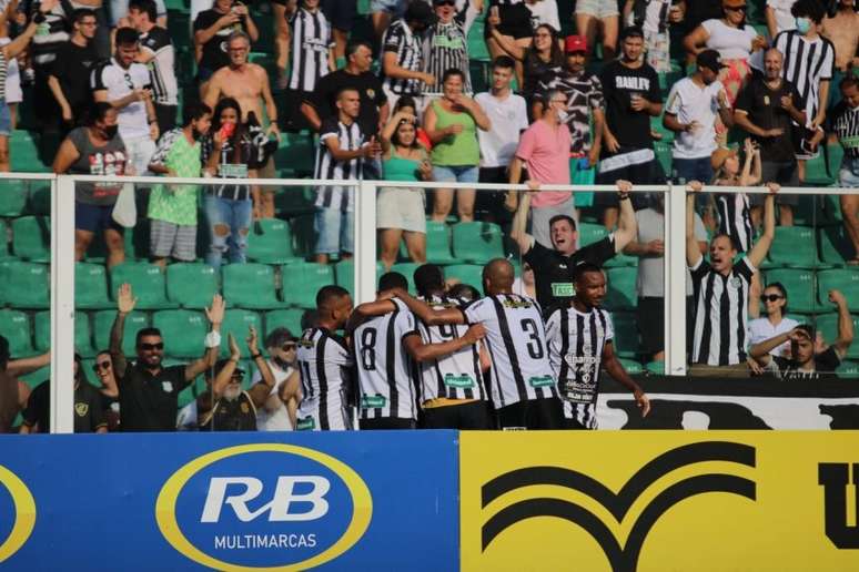 Jogadores do Figueirense comemorando gol de Jhon Cley (Foto: Patrick Floriani/FFC)