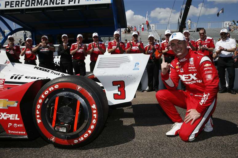 Scott McLaughlin celebra pole em St. Pete 