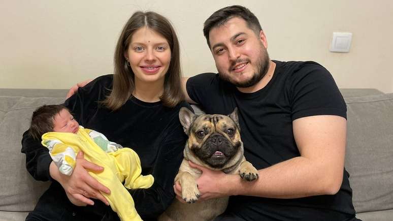 Oksana, Guilherme, Sofia (no colo) e o cãozinho Rocky: família vai ficar em vilarejo no interior onde esperam que o conflito armado não chegue