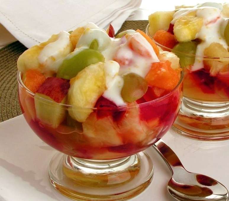 Salada de frutas com iogurte (Reprodu&ccedil;&atilde;o / Guia da Cozinha)