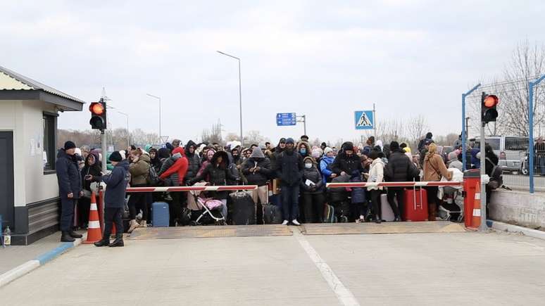 Ucranianos esperam em fila para entrar na Moldávia