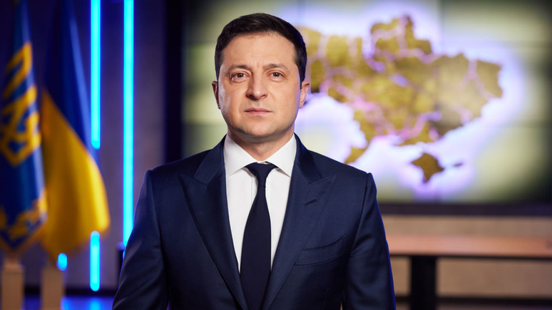 Volodymyr Zelensky discursou na TV tarde da noite no dia 24 de fevereiro, poucas horas antes da invasão