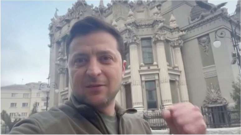 Volodymyr Zelensky em vídeo do lado de fora da Casa das Quimeras de Kiev no sábado, 26 de fevereiro