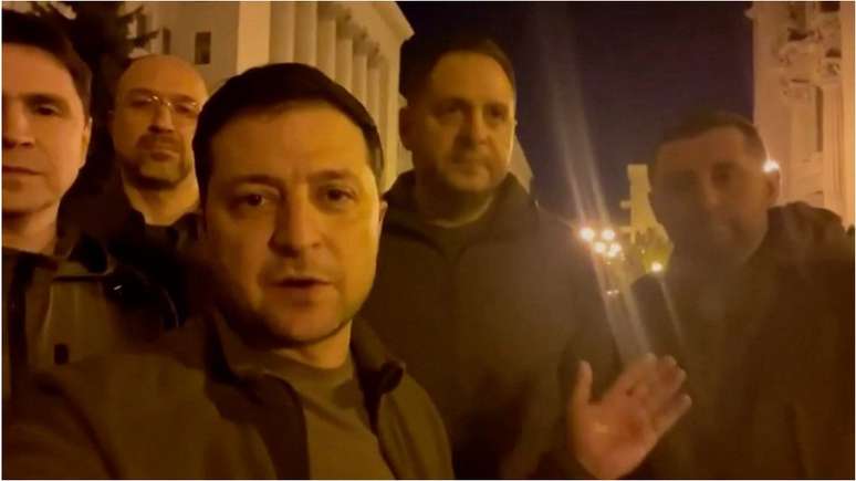 Volodymyr Zelensky em uma selfie em vídeo mostrando aos ucranianos que ele não fugiu de Kiev