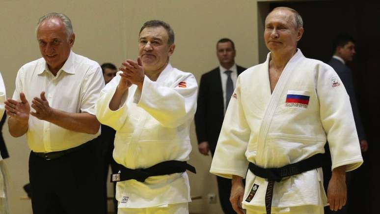 Putin é fotografado após um treinamento de judô em Sochi junto aos bilionários Vasily Anisimov e Arkady Rotenberg