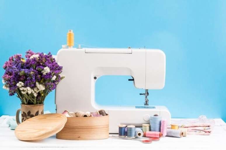 7. A m&aacute;quina de costura &eacute; uma boa aliada no processo de produ&ccedil;&atilde;o de sua colcha de retalhos &ndash; Foto: Freepik