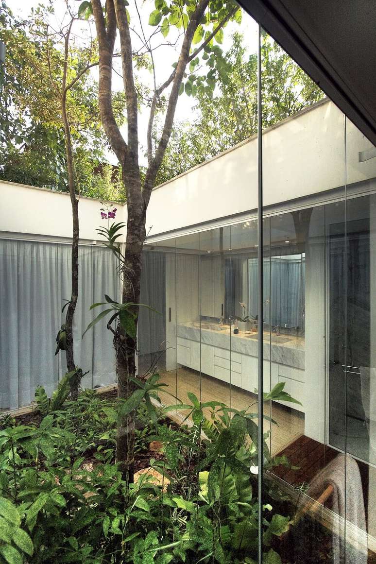 7. Cada dormit&oacute;rio do im&oacute;vel circunda seu pr&oacute;prio jardim. Projeto de Olaa Arquitetos