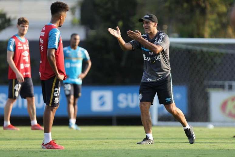 Fabián Bustos Comanda Primeiro Treino No Santos