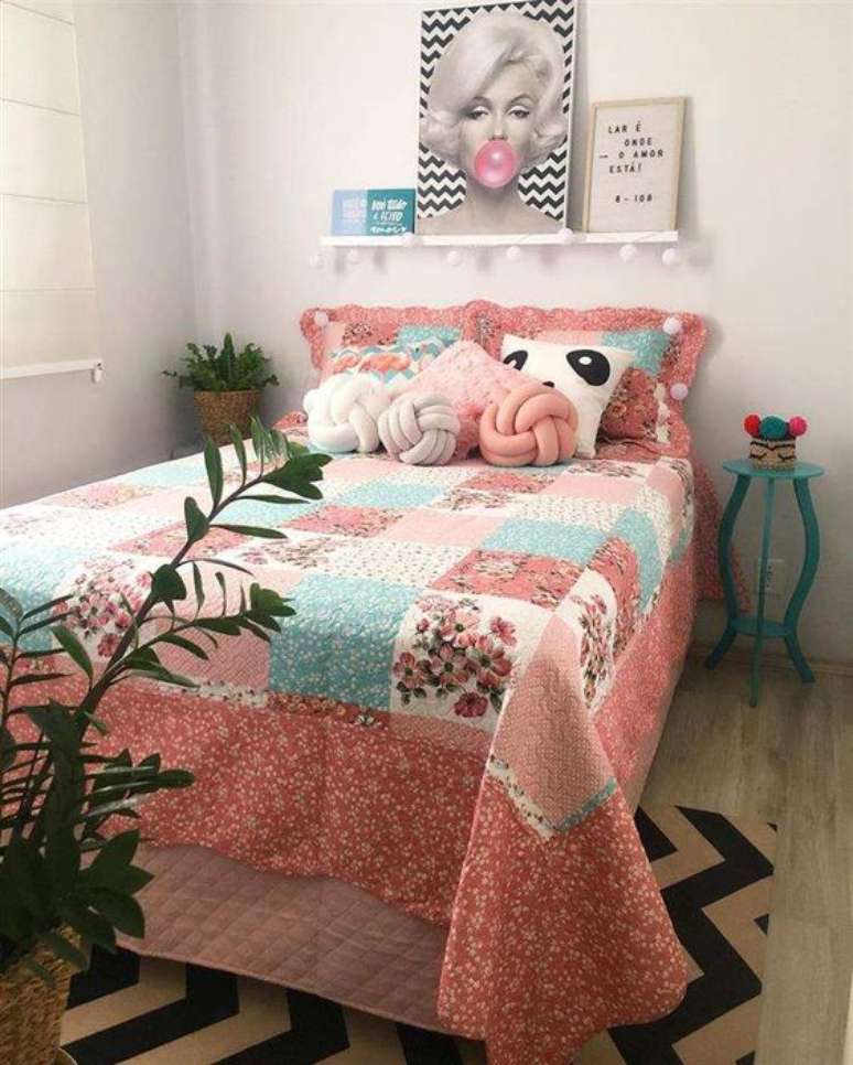 23. Colcha de retalhos com estampa azul e rosa &ndash; Foto Artesanato passo a passo