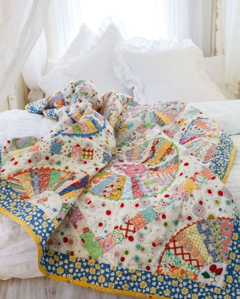 32. Decora&ccedil;&atilde;o colorida com colcha de retalhos &ndash; Foto Rita Vesterink