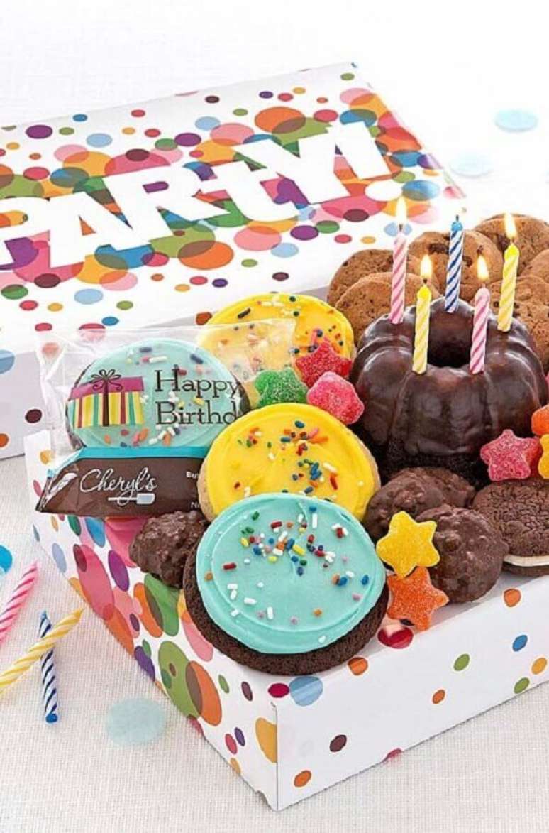 18. Ideias de doces para colocar em caixa surpresa de aniversário – Foto: Marigold & Grey