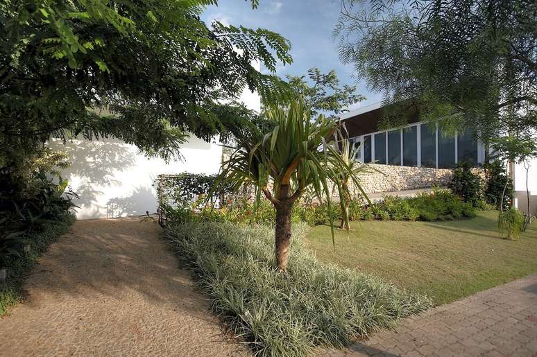 3. Os demais limites do terreno contam com a presen&ccedil;a de uma vegeta&ccedil;&atilde;o de pequeno porte. Projeto de Olaa Arquitetos