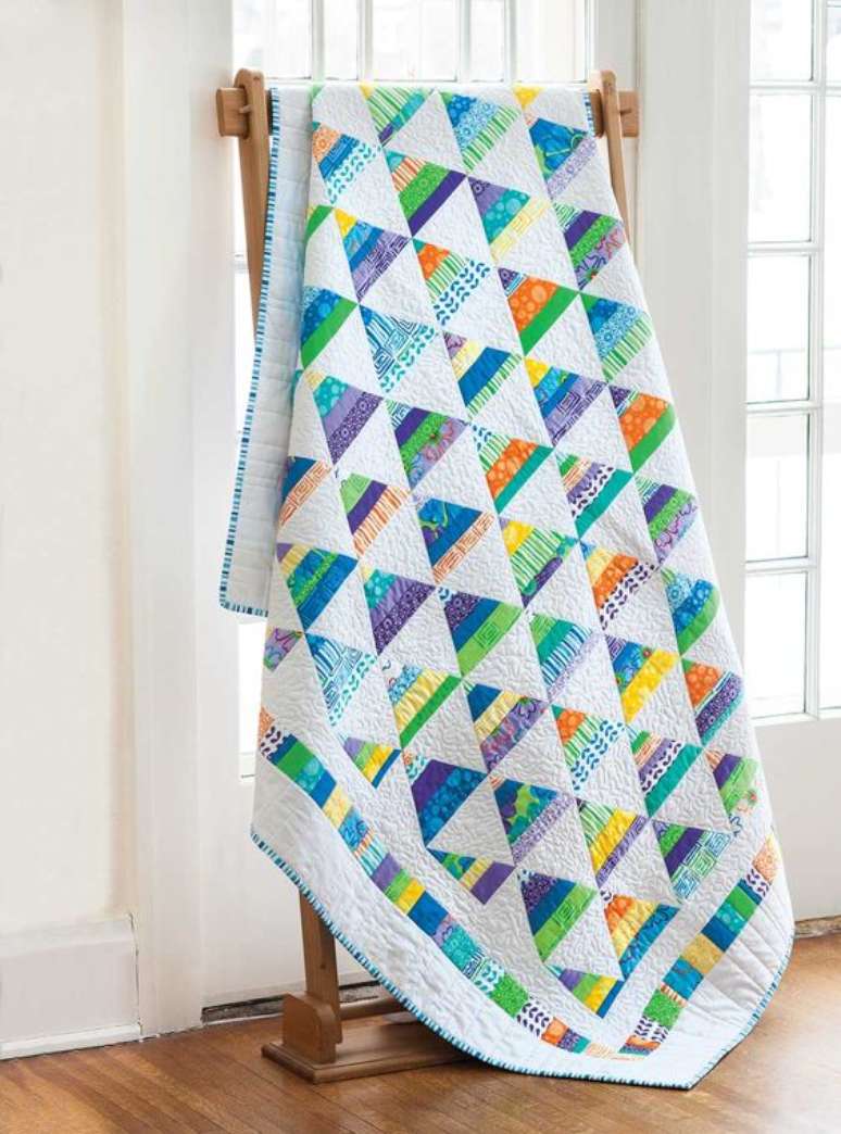 39. Quarto com colcha de retalhos azul e amarela &ndash; Foto Quilting Daily