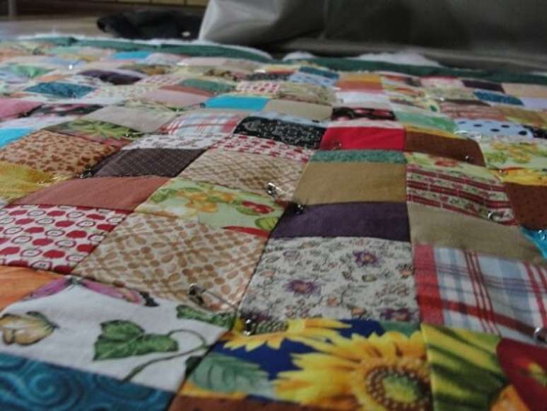 6. Organizar os tecido no ch&atilde;o antes de costur&aacute;-los pode ser uma boa op&ccedil;&atilde;o para sua colcha de retalhos patchwork&nbsp; &ndash; Foto: Retalho de Lua
