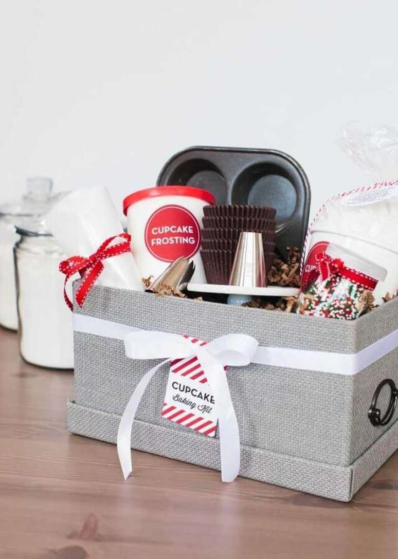 62. Para aquele amigo ou amiga que adora cozinhar aproveite para mandar uma caixa com surpresa com ingredientes e utensílios de cozinha – Foto: For Creative Joice