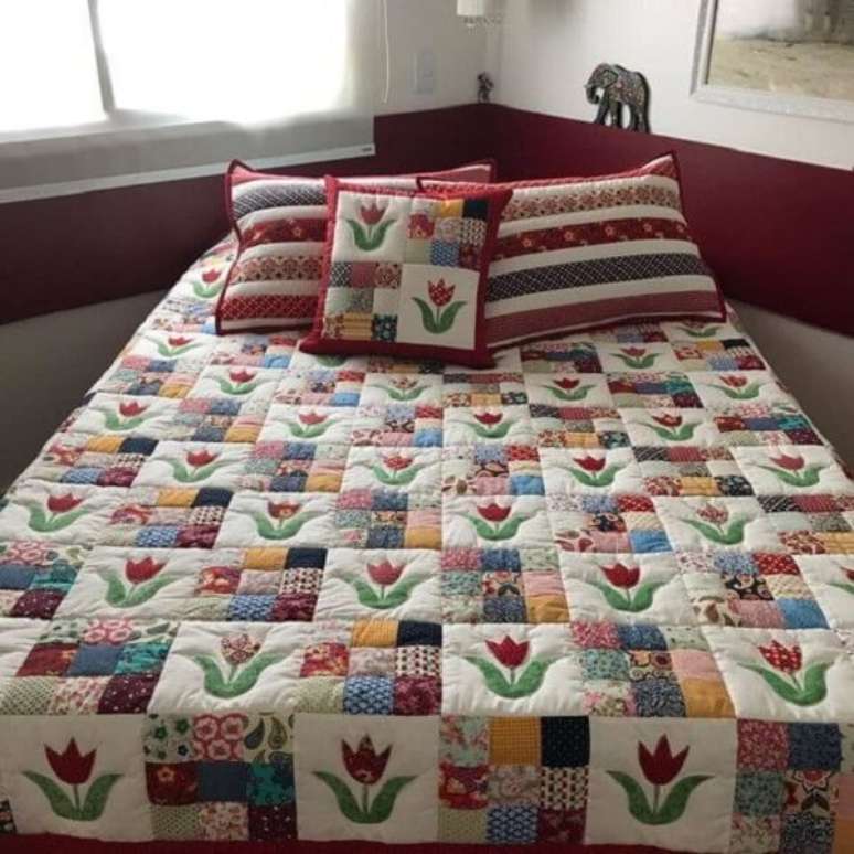 17. Uma colcha de retalhos com estampa floral fica bem delicada &ndash; Foto: Via Pinterest