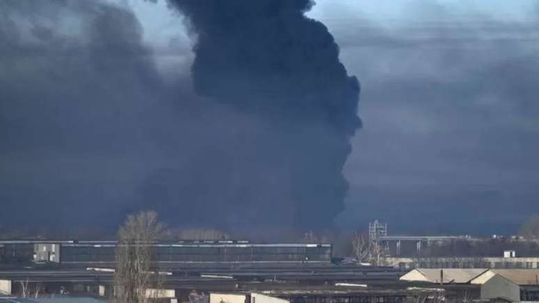 O aeroporto militar de Chuhuyev, perto de Kharkiv, foi um dos primeiros alvos atingidos pela Rússia na semana passada