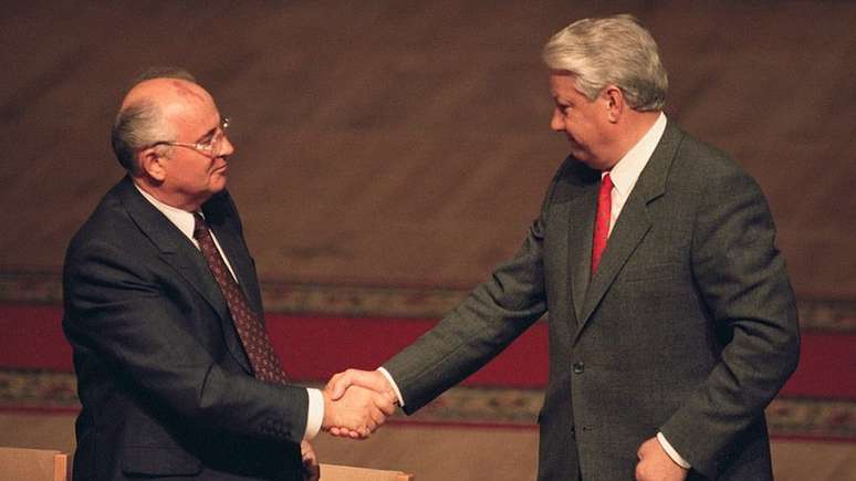 Mikhail Gorbachev renunciou em dezembro de 1991 e entregou seus poderes presidenciais a Boris Yeltsin