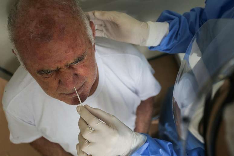 Homem realiza teste de covid-19 no Brasil