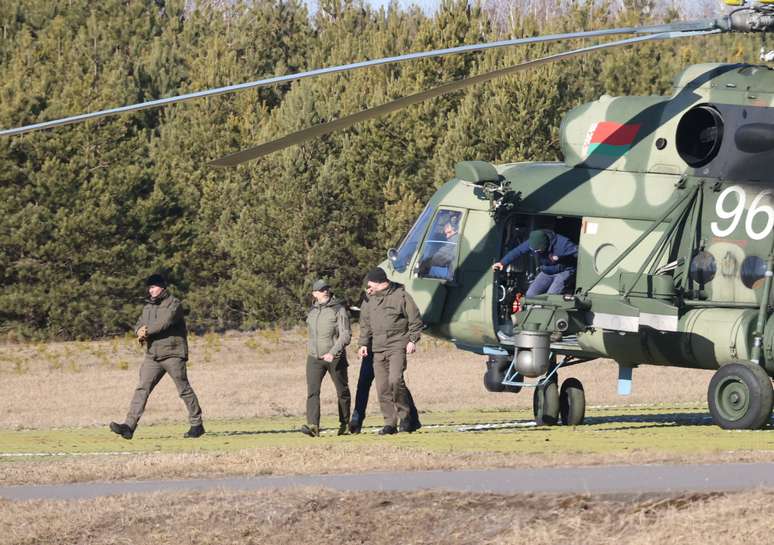 Membros da delegação ucraniana desembarcam de helicóptero ao chegarem para conversar com representantes russos na região de Gomel - 28 de fevereiro de 2022