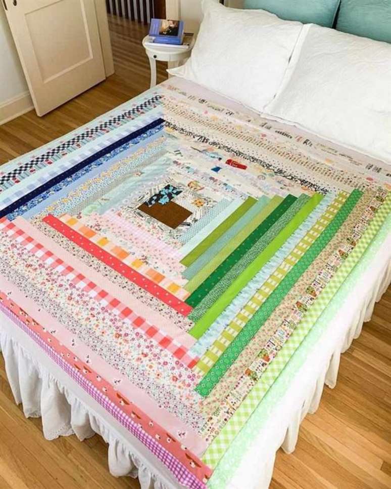 33. Decora&ccedil;&atilde;o com colcha de retalhos colorida &ndash; Foto Artesanato Passo a Passo