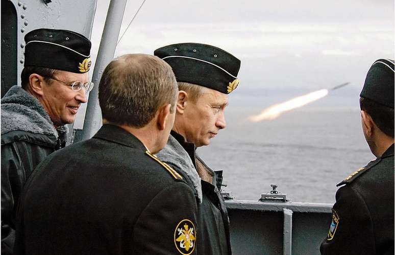 Putin, fotografado assistindo ao lan&ccedil;amento de um m&iacute;ssil em 2005, pode recorrer a medidas mais desesperadas se sua guerra na Ucr&acirc;nia for percebida como um fracasso