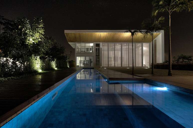 9. A ilumina&ccedil;&atilde;o traz uma nova perspectiva para a &aacute;rea externa durante a noite. Projeto de Olaa Arquitetos