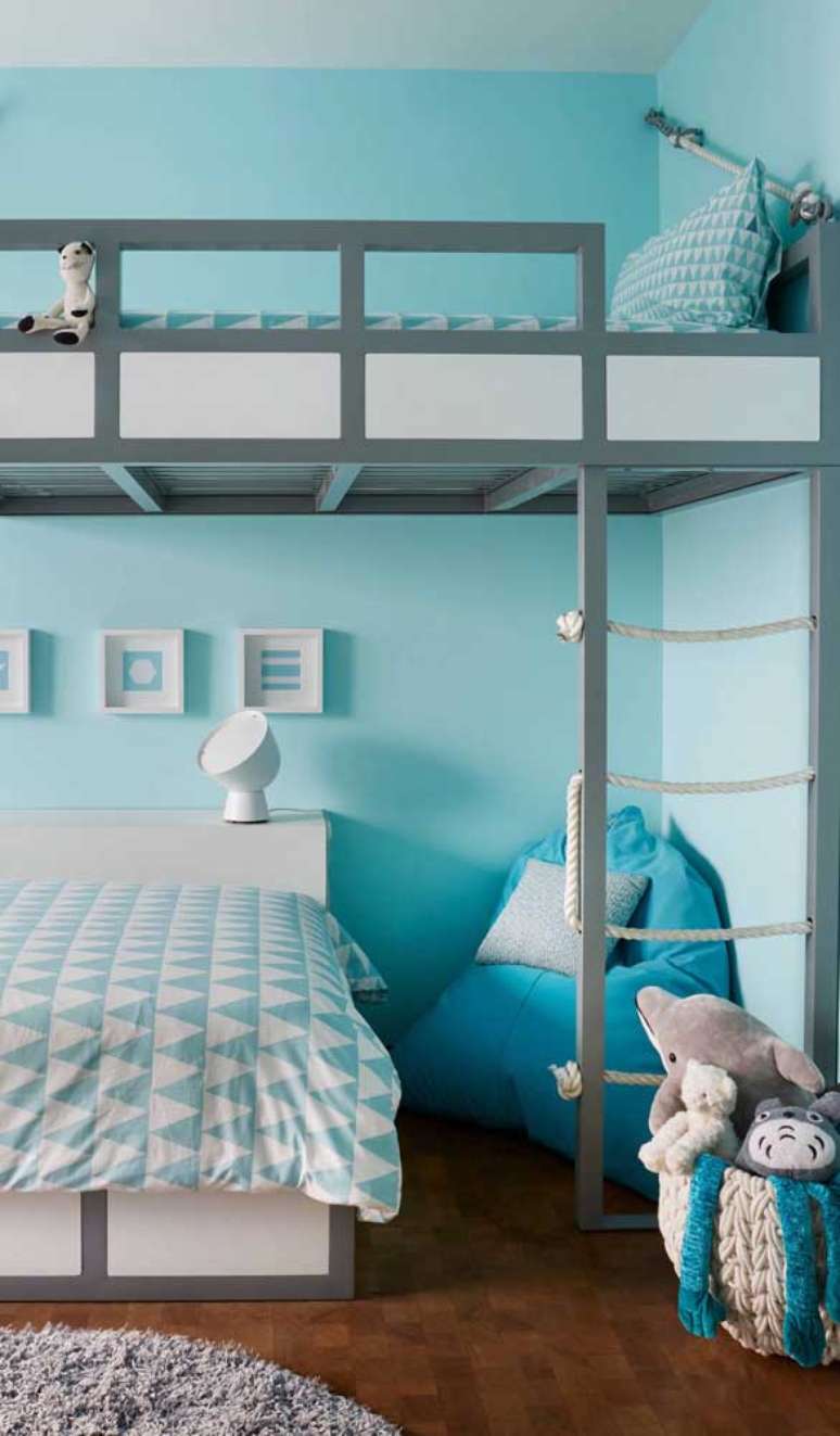 37. Puff fofão azul no quarto infantil com colcha de retalhos – Foto Pinterest