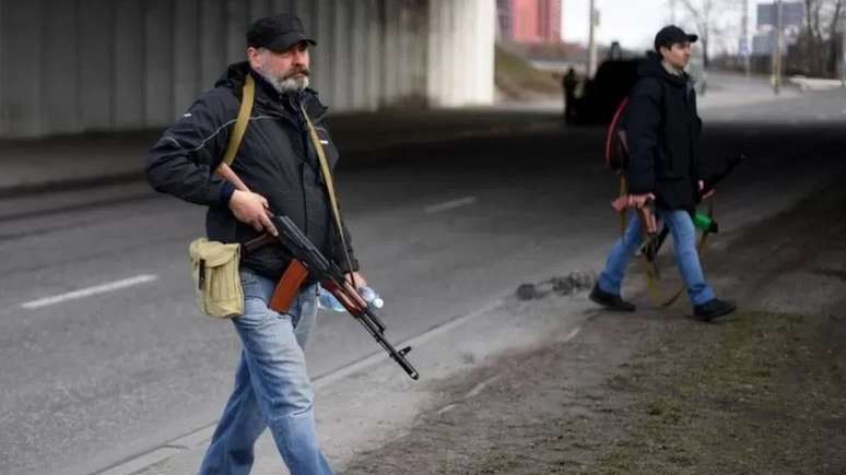 Voluntários ucranianos receberam armas das autoridades para enfrentar os russos nas ruas