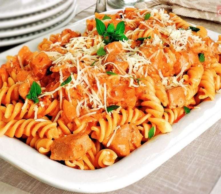 Macarr&atilde;o na press&atilde;o com frango (Reprodu&ccedil;&atilde;o / Guia da Cozinha)