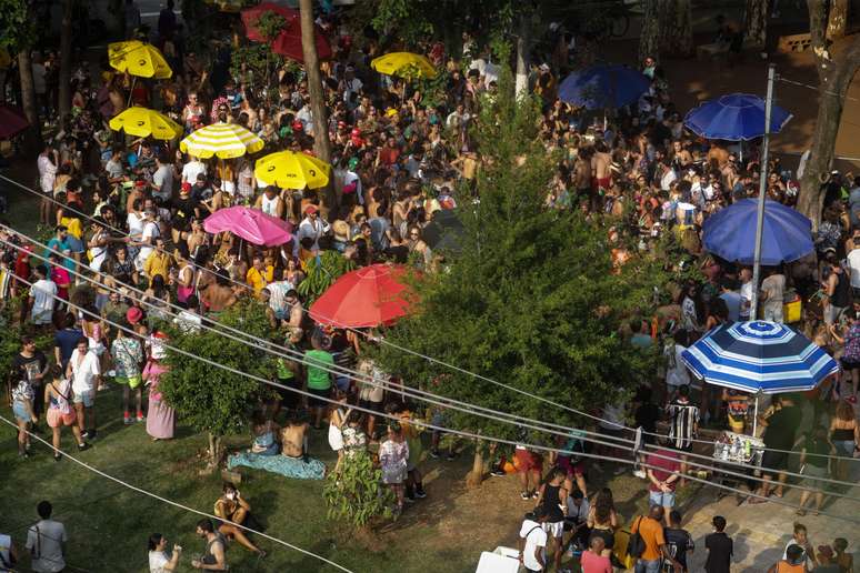 A Prefeitura de São Paulo vai manter as restrições aos blocos de carnaval que querem desfilar nas ruas da capital durante o feriado prolongado de Tiradentes, no próximo dia 21.
